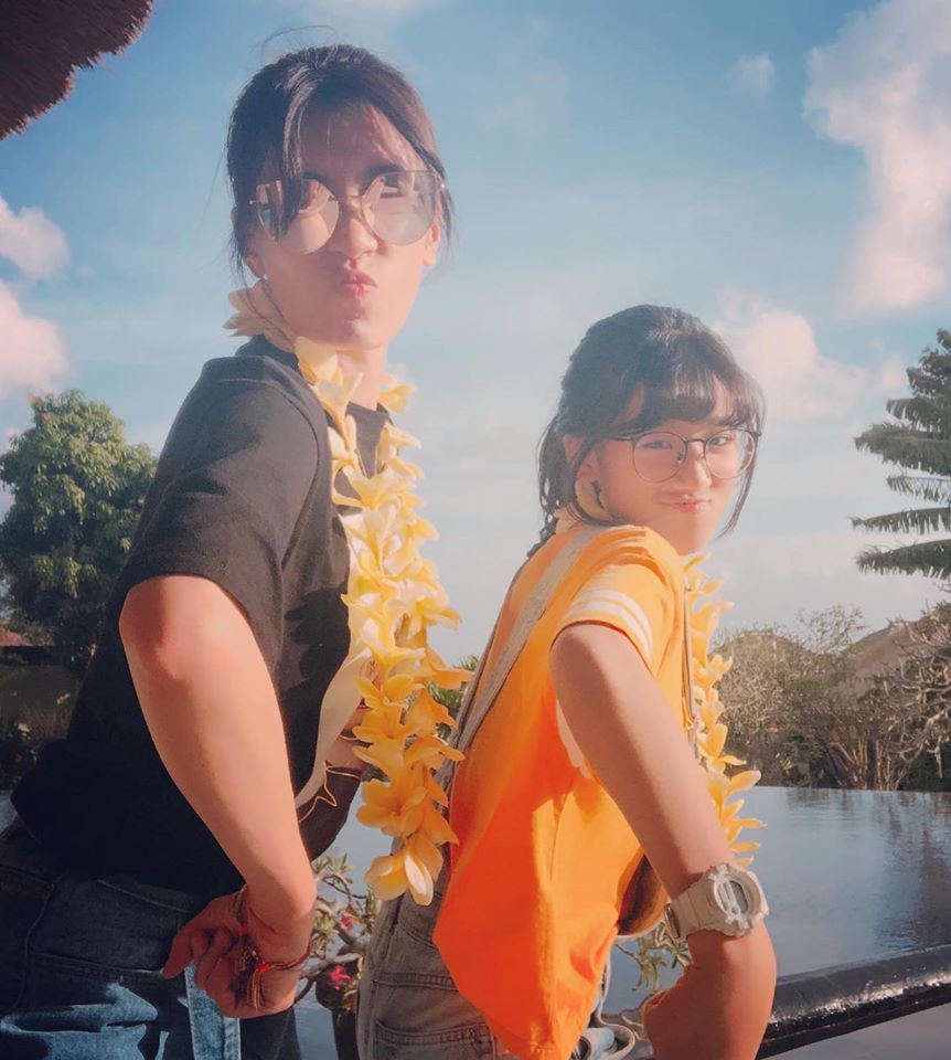 賈靜雯(左)在大女兒梧桐妹(右)今日生日時，曬出多張母女2人的正面甜笑照。 圖：翻攝賈靜雯臉書粉絲專頁