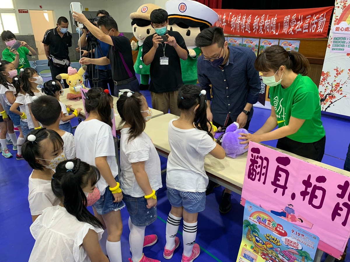 創世基金會今（19）日在嘉義市大同國小舉辦闖關遊戲，讓小朋友了解照顧植物人的辛苦。 圖：創世基金會嘉義院/提供