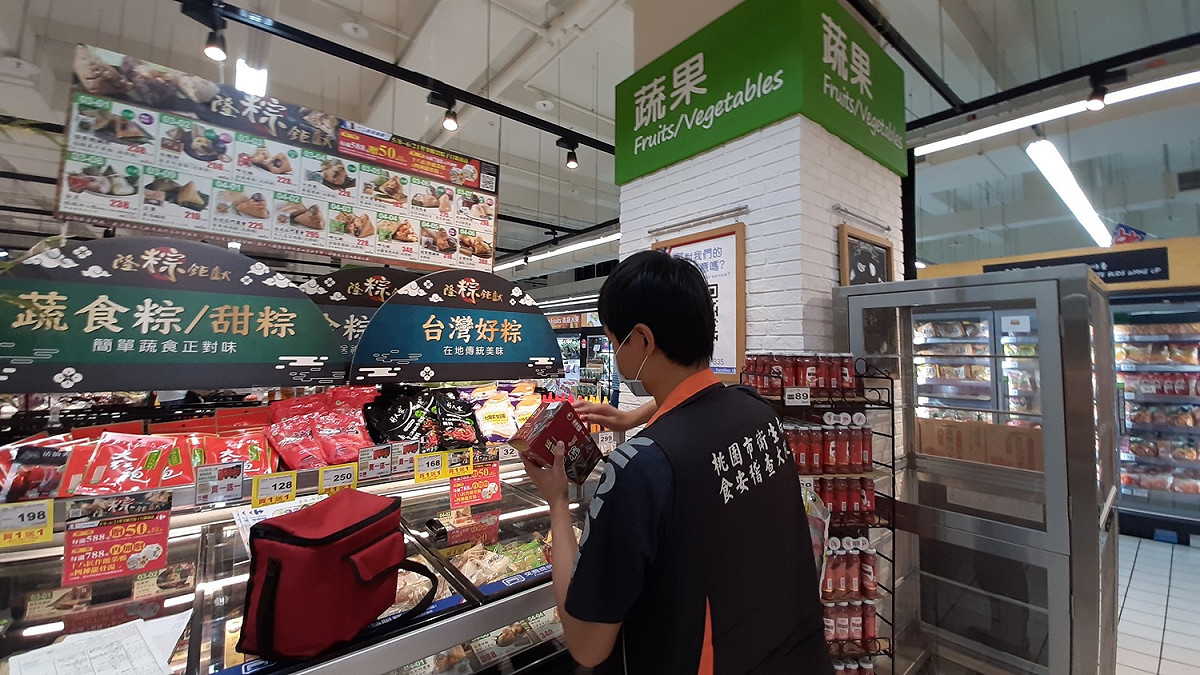 衛生局稽查人員前往賣場抽驗端午食品。 圖：桃園市政府衛生局/提供