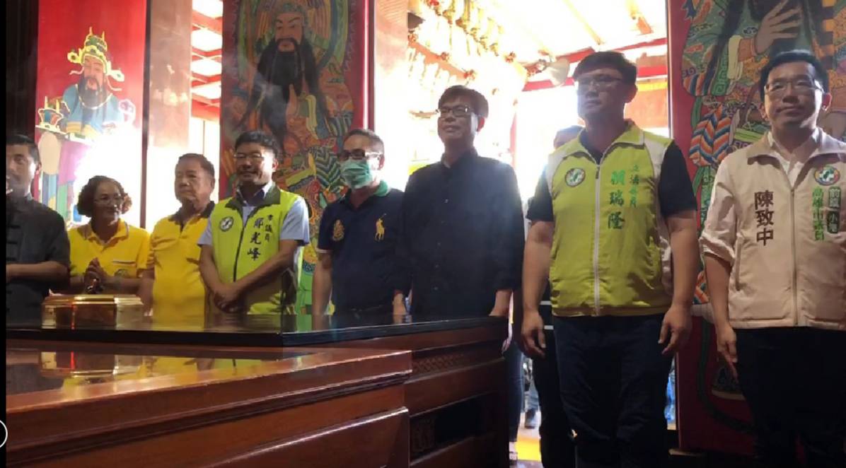 陳其邁(右三)在前鎮區立委、議員陪同下參香。 圖：陳其邁競選團隊/提供