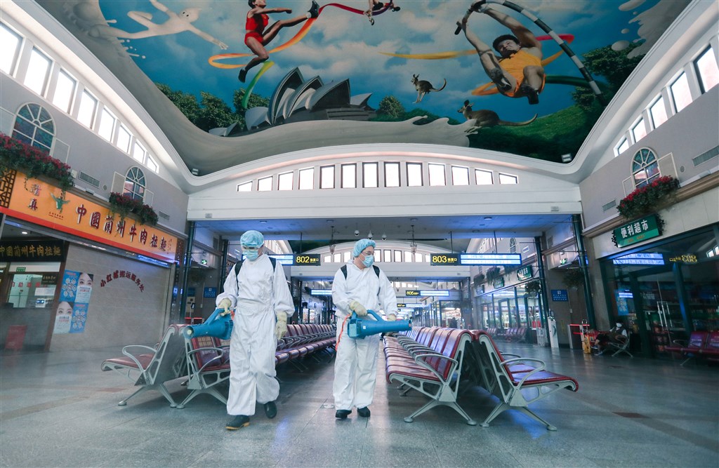 北京爆發新一波疫情，中國國務院19日重啟疫情聯防聯控機制記者會。圖為工作人員18日在北京站執行消毒作業。 圖：中央社／提供