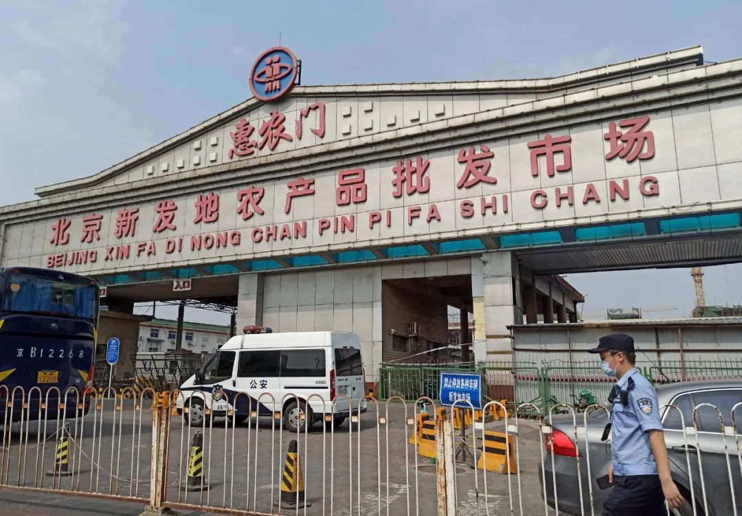 被視為疫情爆發地的新發地海鮮市場昨（18）再新增21例與之有關的確診病例。 圖：翻攝自中國「環球網」