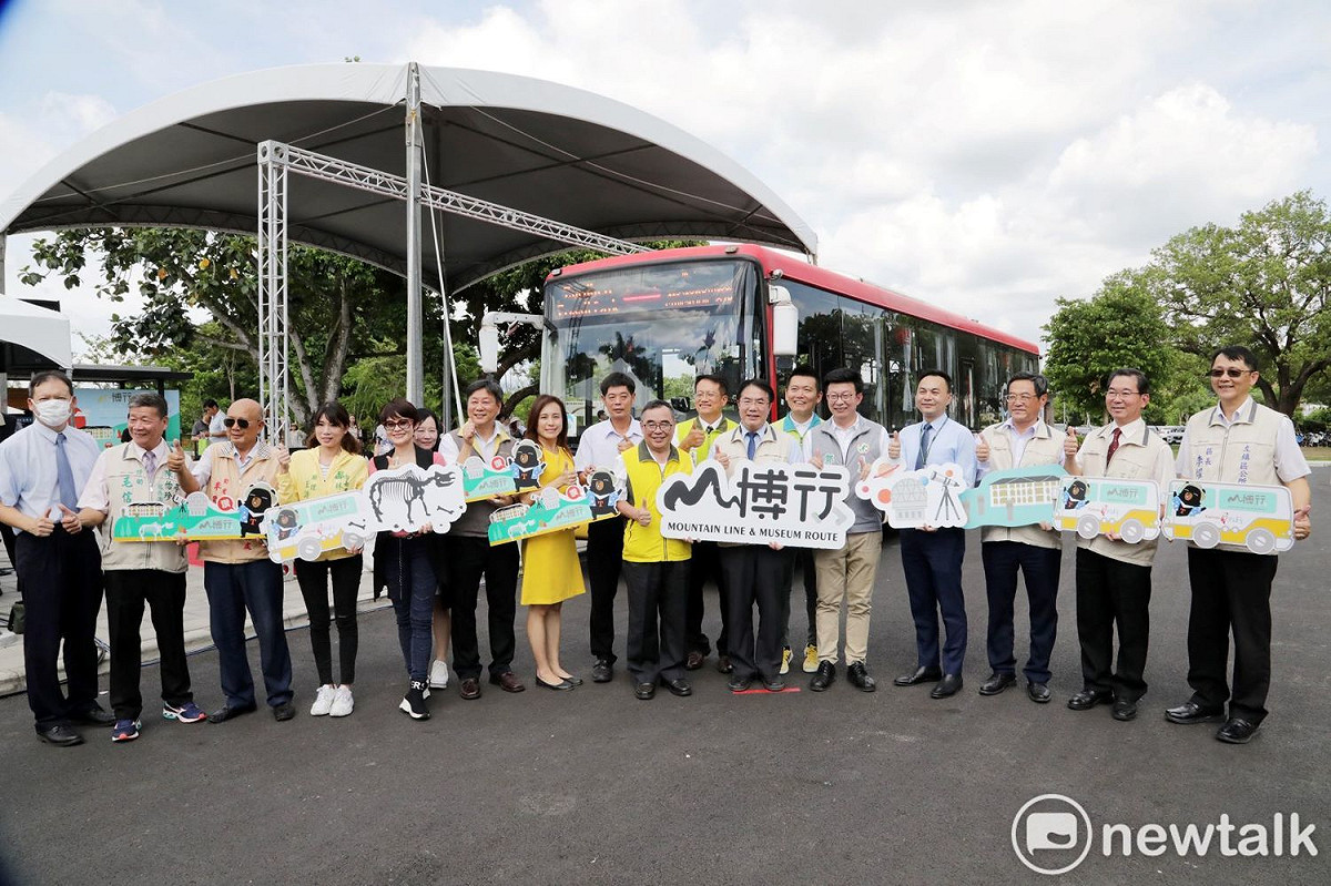 台南市政府規劃串聯山區三館（山上花園水道博物館、左鎮化石園區、大內南瀛天文館）的台灣好行-「山博行假日公車」，今日由台南市長黃偉哲於山上花園水道博物館主持宣傳記者會。 圖：黃博郎／攝
