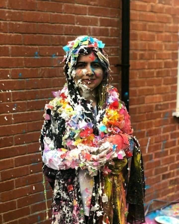 逃過塔利班的暗殺8年後，巴基斯坦少女馬拉拉順利從英國牛津大學畢業，身上被噴滿五顏六色的鮮奶油，嗨翻了。 圖：翻攝自馬拉拉推特