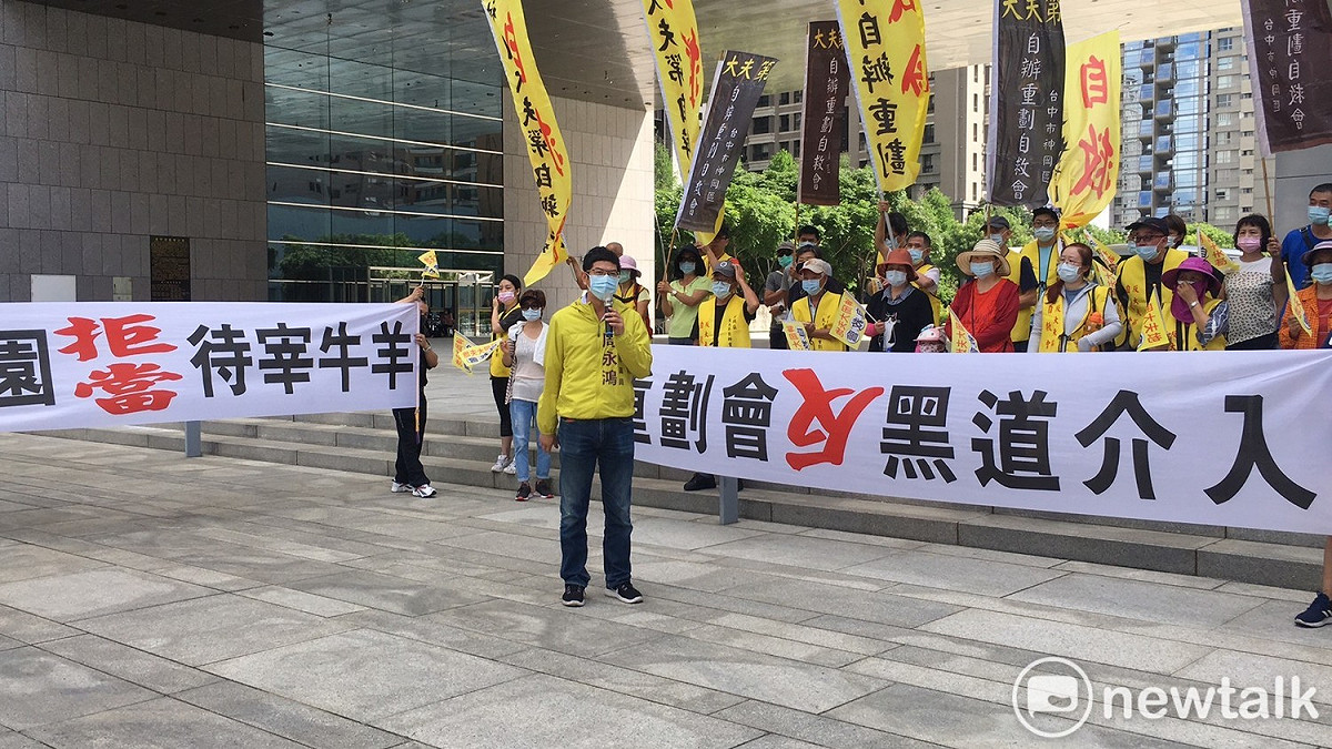 神岡大夫第自辦重劃自救會成員到市議會抗議。 唐復年/攝
