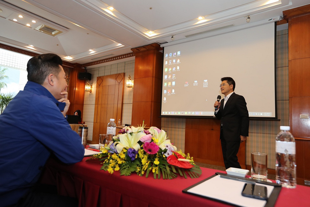 新竹市長林智堅昨（19）力挺黃健庭。 圖：翻攝自「林智堅」臉書