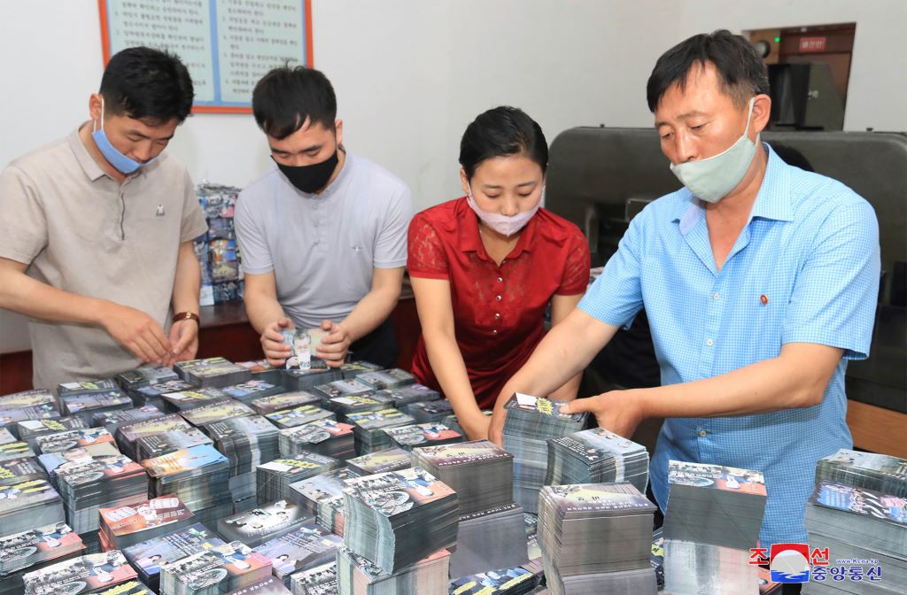 北韓人民正積極準備向南韓發送大量傳單的工作。 圖：達志影像/美聯社