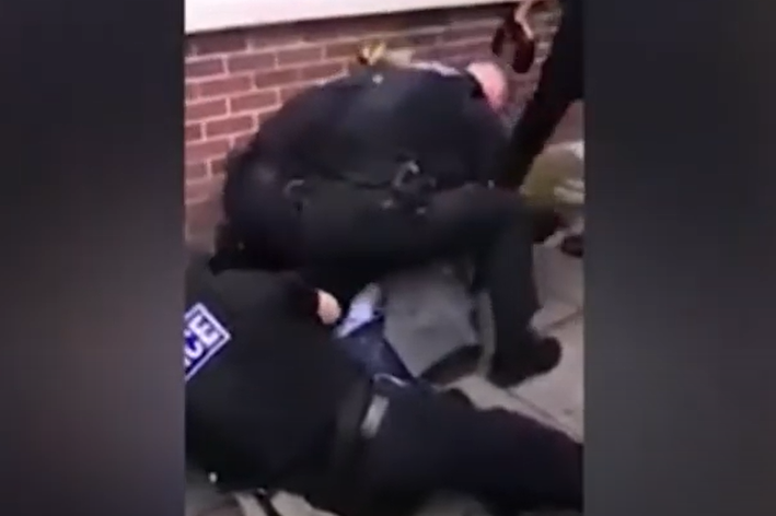 今年5月一名英國非裔男子法蘭西斯遭警方逮捕時被壓制在地，他大喊著「我不能呼吸」，結果當天傍晚法蘭西斯不幸過世。 圖：翻攝自youtube