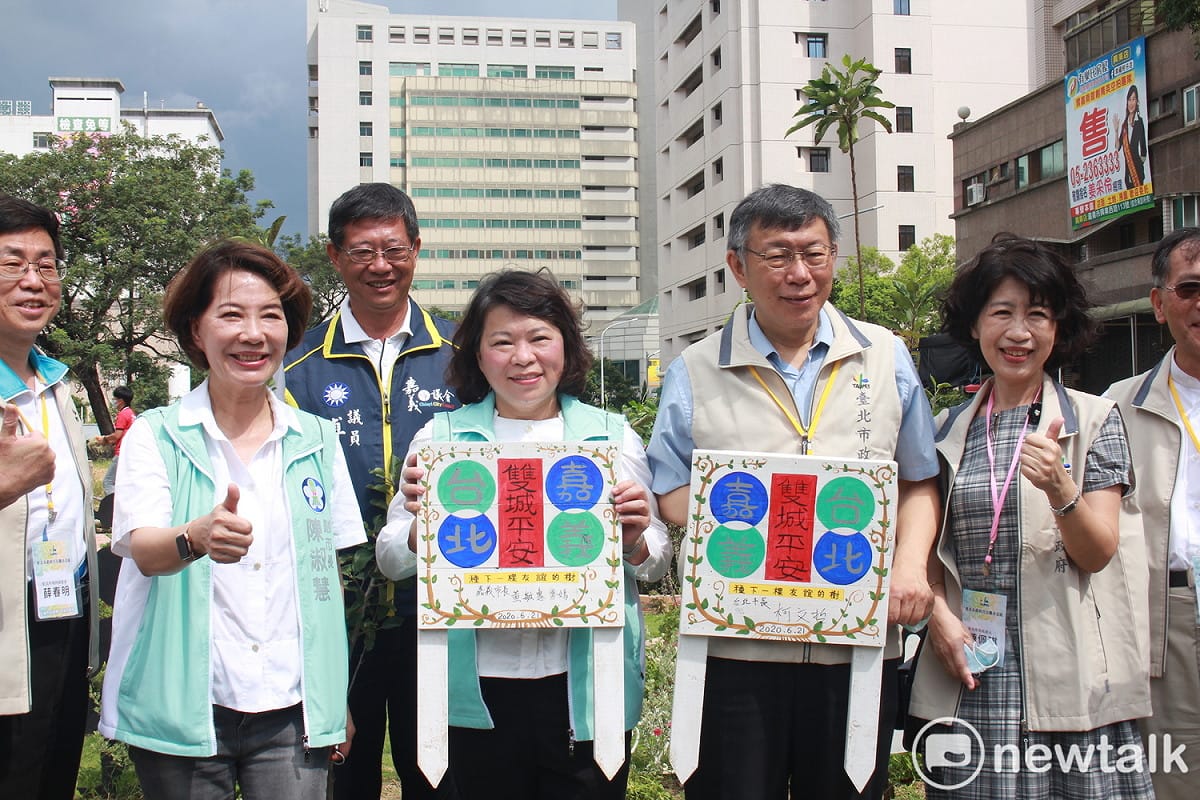 台北市長柯文哲及妻子陳佩琪今前往嘉義進行市政交流、觀測日環食，嘉義市長黃敏惠接待。 圖：周煊惠 / 攝