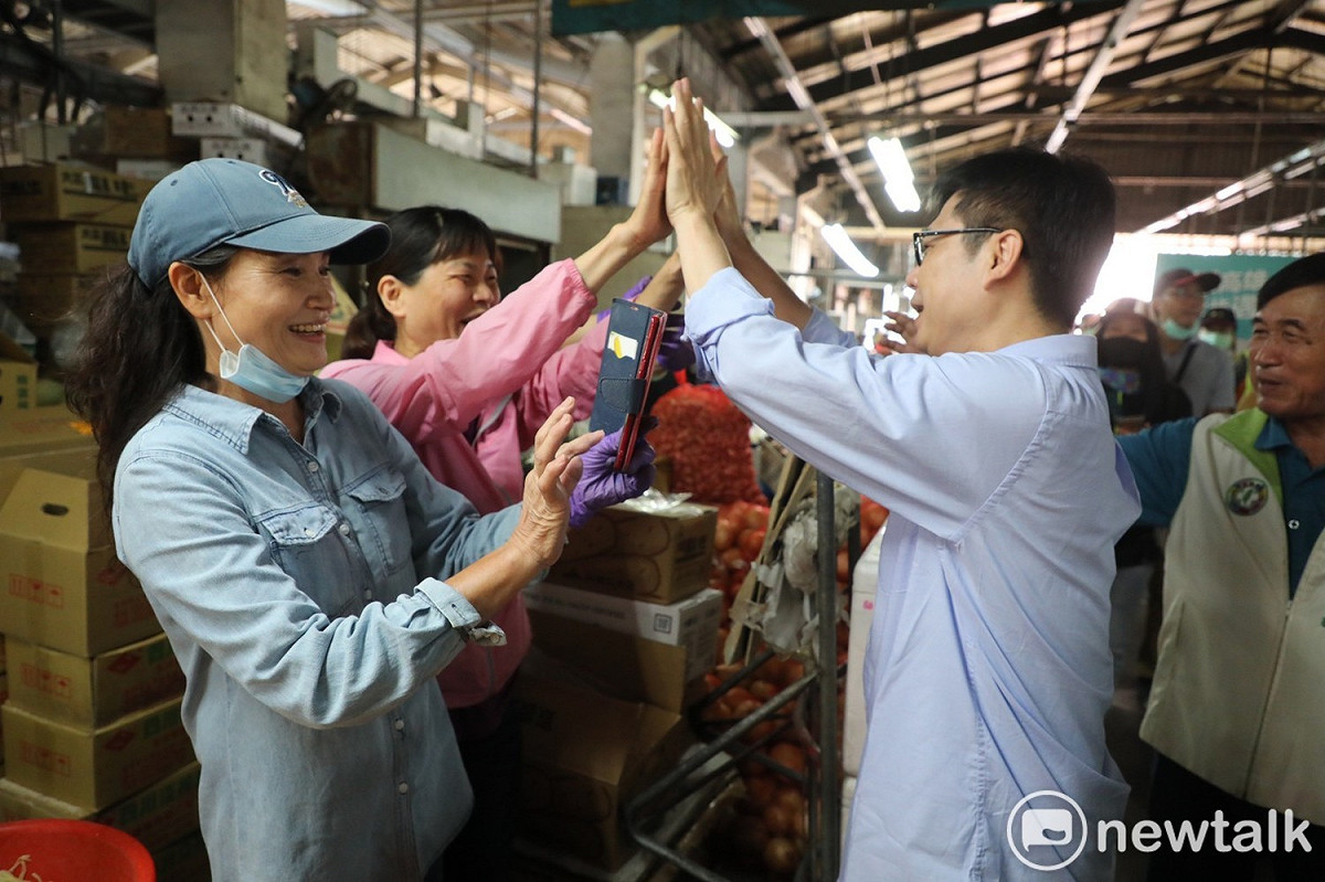 陳其邁在鳳農市場與民眾擊掌。 圖：陳其邁競選團隊/提供