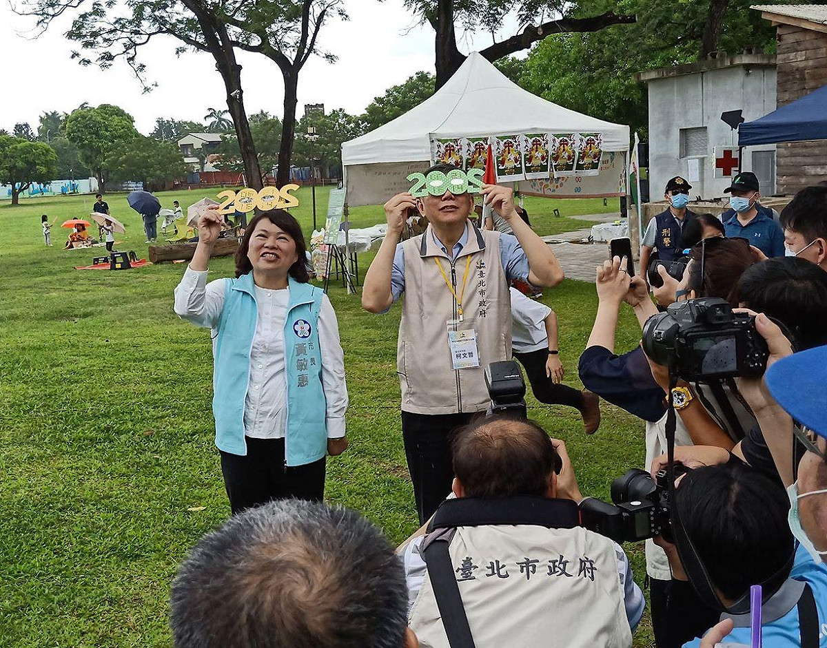 台北市長柯文哲與嘉義市長黃敏惠一起觀賞日環食用的太陽濾鏡。 圖：讀者/提供