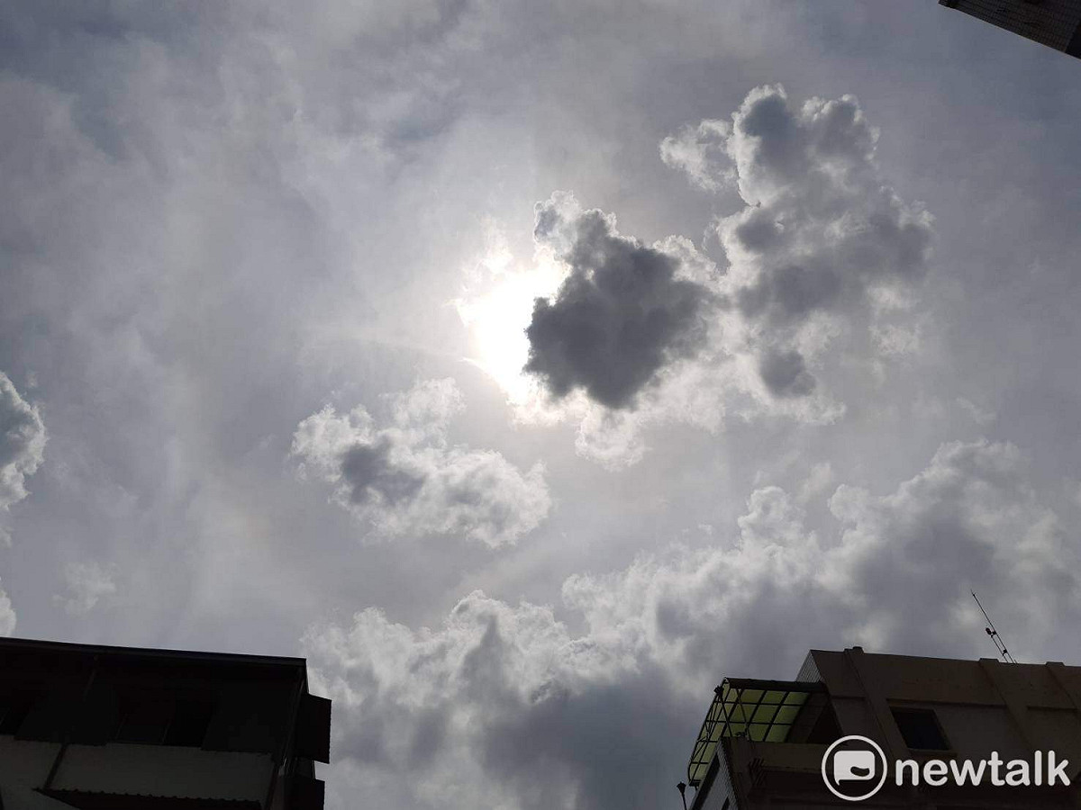 今（21）日嘉義地區烏雲亂入，遮住太陽的光線，要看日環食恐怕得看運氣了。 圖：蔡坤龍/攝