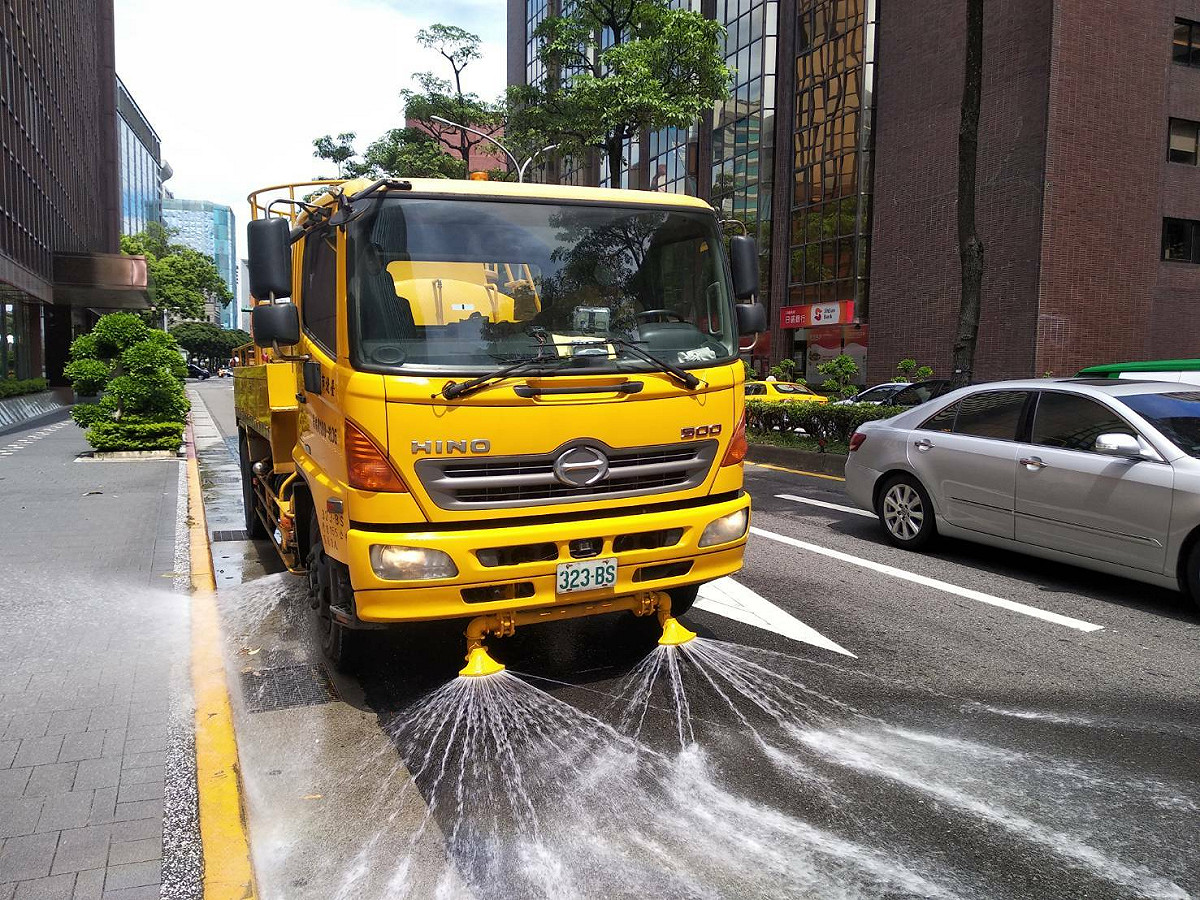 北市已連續6日飆破36度，環保局啟動熱浪因應措施，包含高溫灑水、植栽澆灌等，以降低高溫帶來的潛在危害。 圖：台北市政府／提供