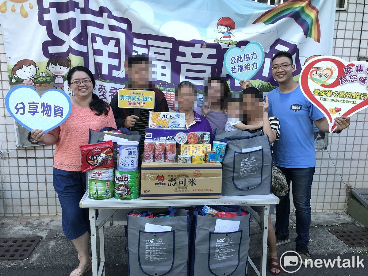 社會局透過善心廠商、善心人士所捐贈之物資，積極設置實物銀行實體店面，近來又在安南區及關廟區增加2處實物愛心銀行。 圖：黃博郎／攝