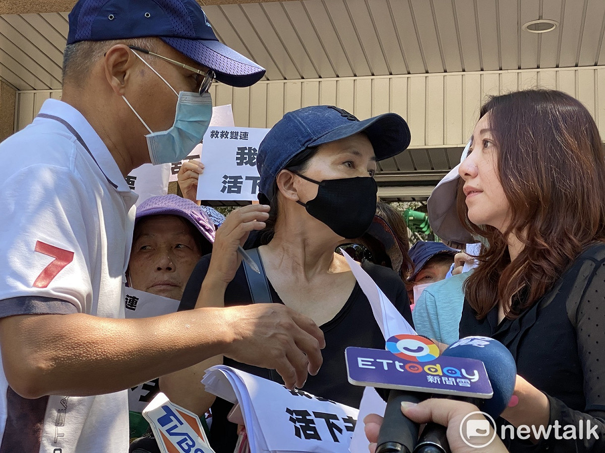 雙連商圈自救會遞交陳情書，民眾黨團主任陳琬惠收下。 圖：周煊惠 ／攝