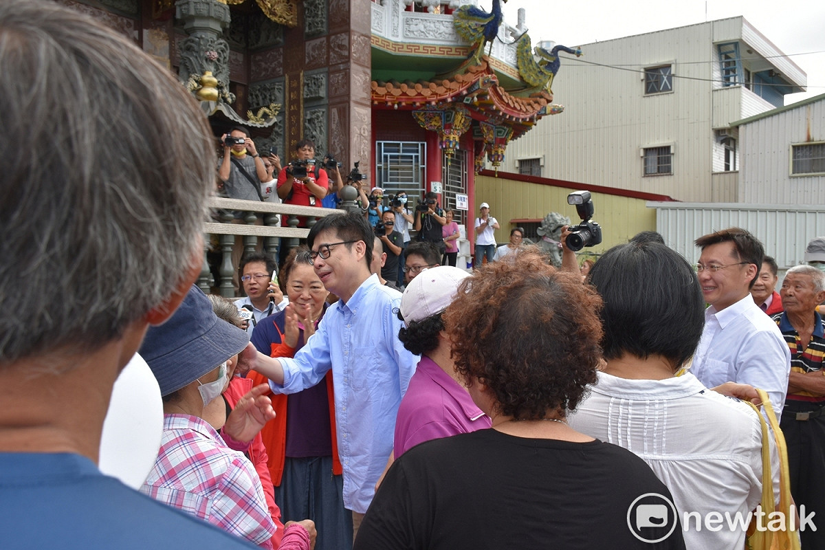 陳其邁與熱情民眾親切打招呼。 圖：孫家銘/攝