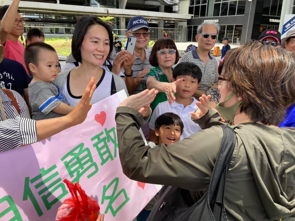 蕭美琴離開家鄉花蓮時，支持者聚集在車站為她送行。 圖：翻攝自蕭美琴臉書