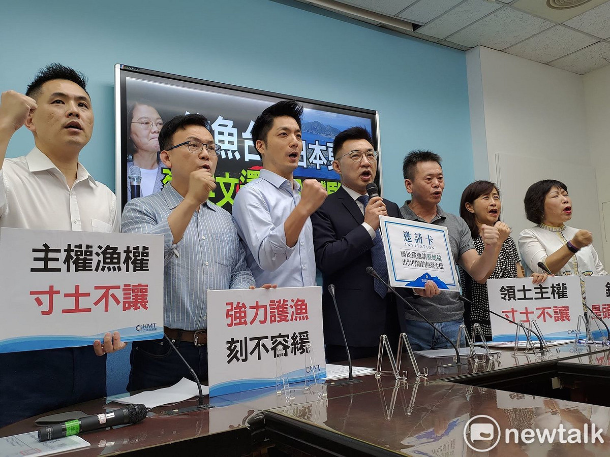 國民黨主席江啟臣率立委林為洲、蔣萬安、林奕華、葉毓蘭、陳以信、鄭正鈴共同召開記者會，抨擊蔡政府護主權態度軟弱。 圖：黃建豪/攝