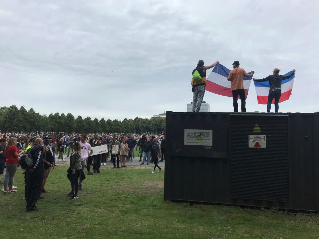 武漢肺炎肆虐全球，荷蘭政府為了防疫祭出封鎖政策，但引起民眾不滿，紛紛上街遊行。 圖：達志影像／美聯社