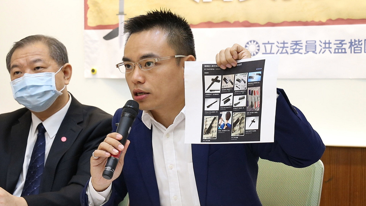 國民黨立委洪孟楷發現，拍賣網站上出現許多新型刀械，明顯違反《槍砲彈藥刀械管制條例》。 圖：取自洪孟楷臉書