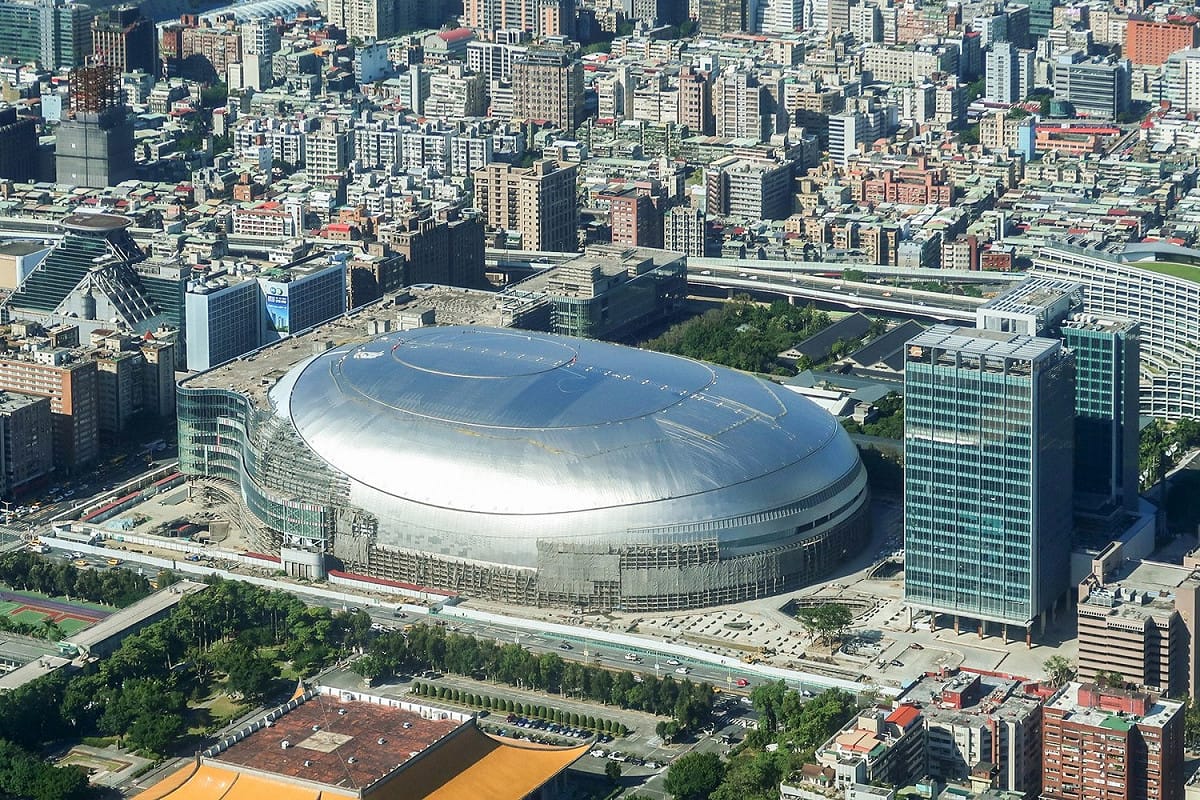大巨蛋延宕多年，台北市建管處今（22日）下午簽准建照變更，讓遠雄距離復工又前進了一步。 圖：翻攝維基百科