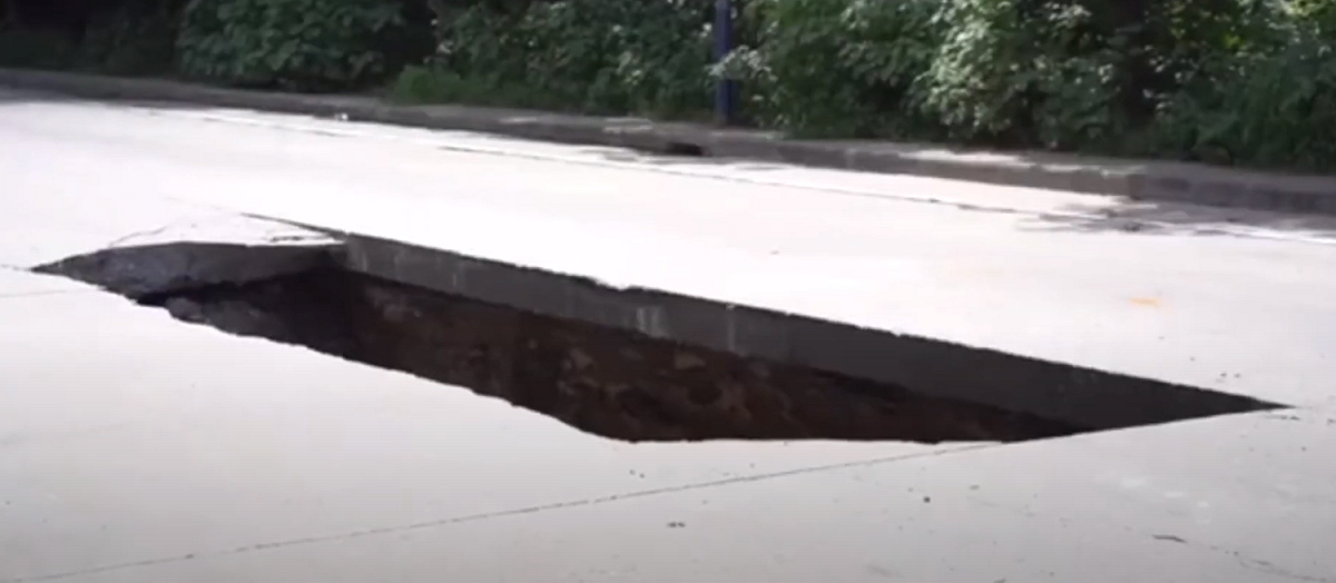 中國廣州白雲區大朗南路今 (22) 天發生一起道路坍塌意外，該路段突然出現一個長14公尺，寬4.5公尺的大洞。 圖：翻攝自微信