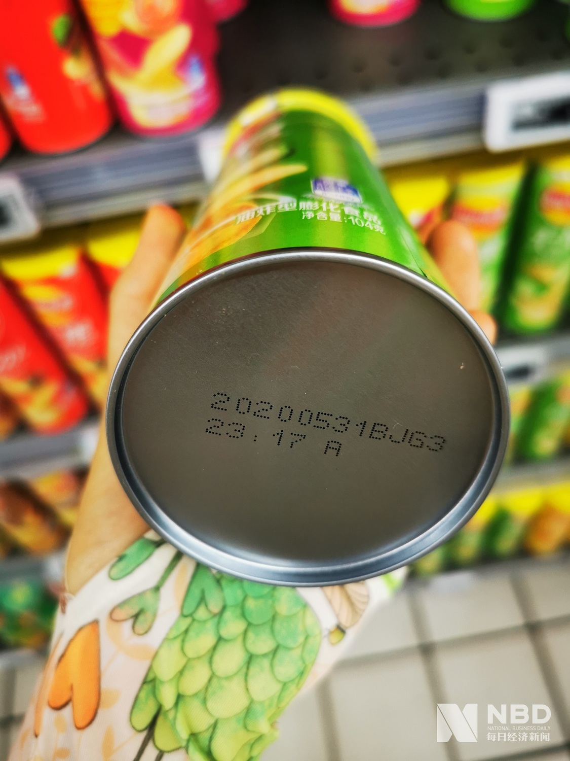 中國媒體《每日經濟新聞》今 (23) 日報導，百事食品北京廠前天被公布有武漢肺炎病例，但在敏感期間所生產的樂事洋芋片仍在商店的貨架上販售。 圖 : 翻攝自《每日經濟新聞》