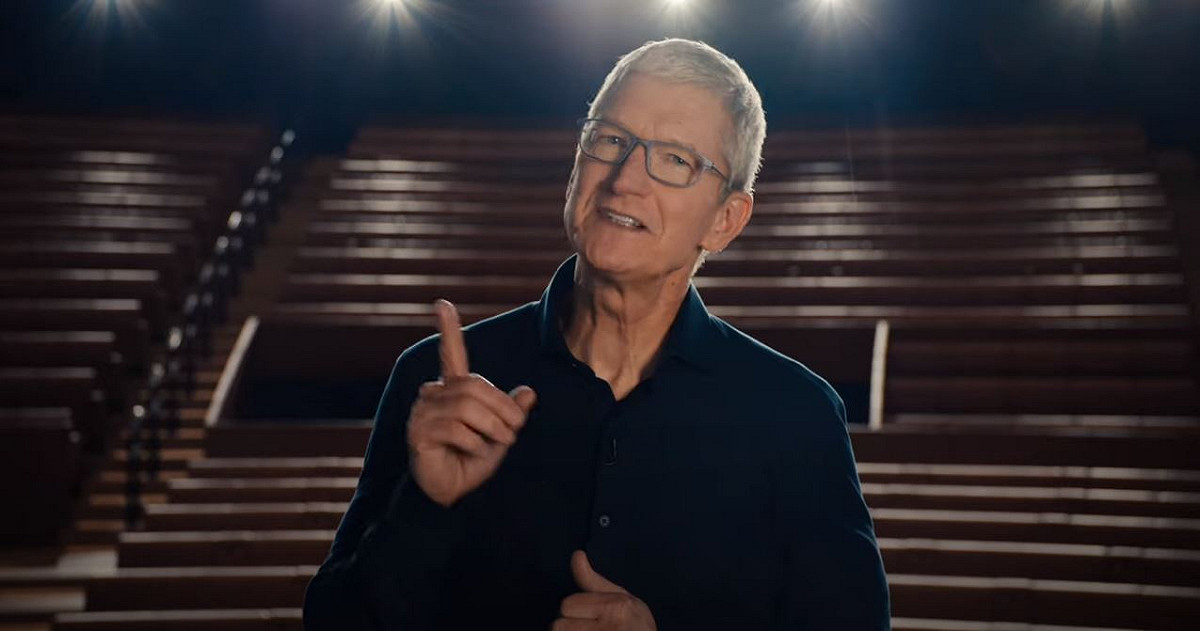 蘋果今天在「全球開發者大會（WWDC）」上發布iOS 14作業系統，正式開放用戶更改蘋果預設的瀏覽器與電子信箱，打破多年來的堅持。圖為蘋果CEO庫克。 圖：取自蘋果youtube