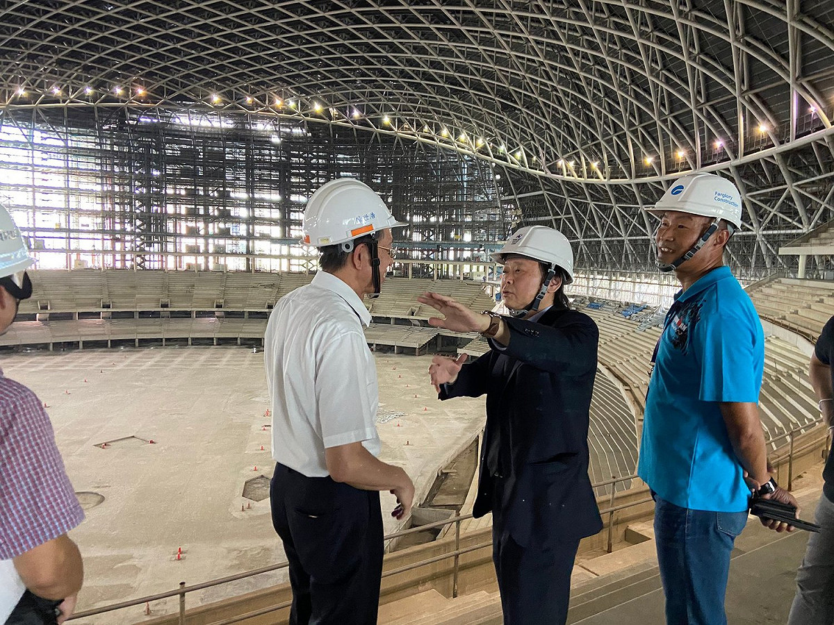 台北市建管處22日下午簽准台北大巨蛋建照變更，遠雄復工在即，民進黨台北市議員王世堅怒批，遠雄集團趙藤雄5年來一步都沒讓。 圖：王世堅臉書