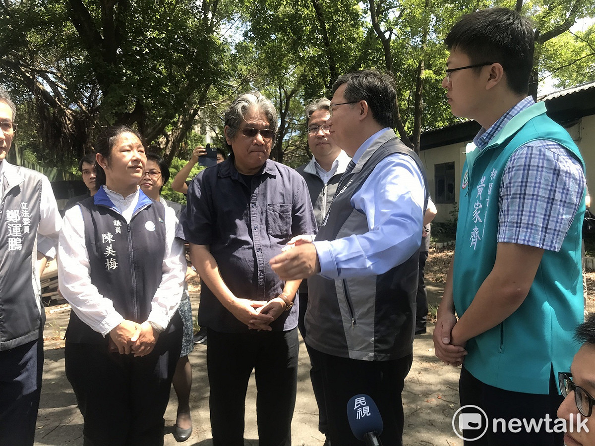 市長鄭文燦與紙風車文教基金會執行長李永豐前往桃園南昌營區會勘劇團倉庫遷址桃園事宜。 圖：林昀真／攝