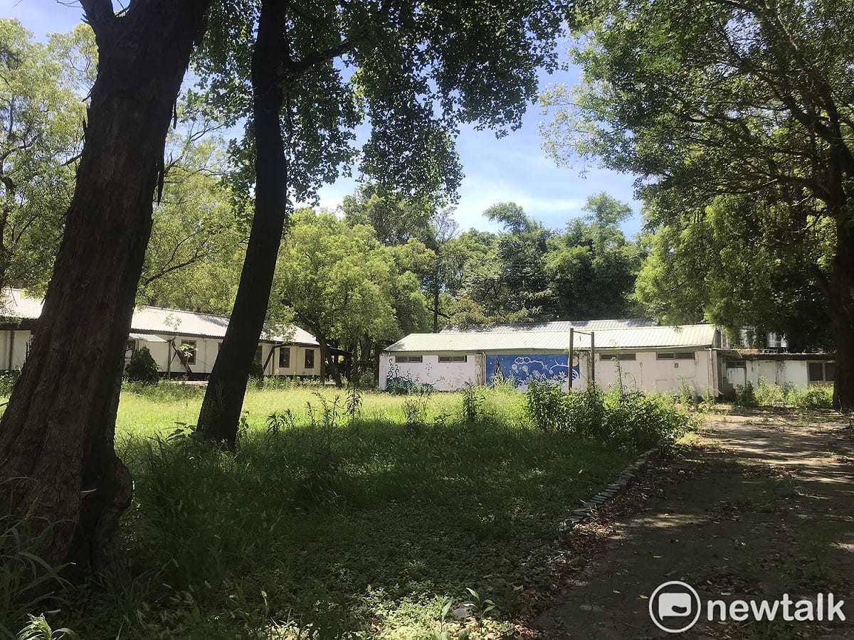 佔地7.8公頃的南昌營區地幅廣大，鄭文燦笑說「連恐龍道具都放得進來」。 圖：林昀真／攝