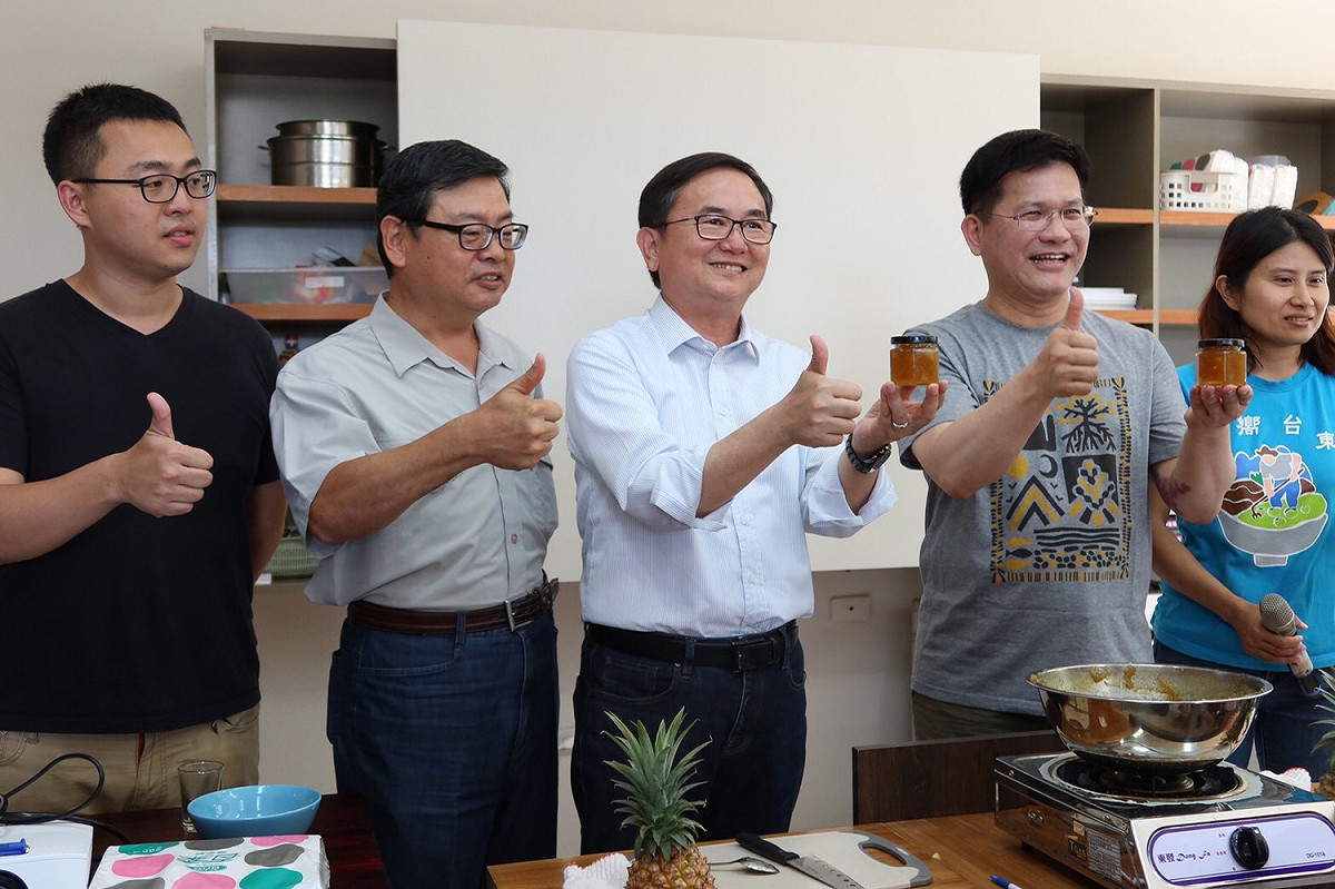 林佳龍(右2)鼓勵國人可以利用假期到台灣東部走走。 圖：交通部觀光局/提供