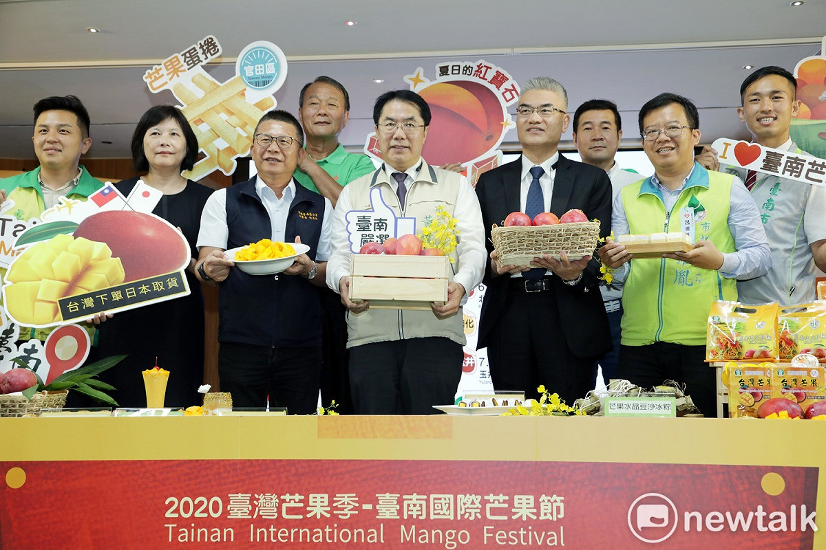 台南市長黃偉哲宣布2020台南國際芒果節正式開跑，並推出「號召愛文芒果」活動，凡是姓名有「愛」、「文」、「芒」、「果」，即可享有走馬瀨農場門票免費，住宿再送2顆愛文的優待，名字叫「愛文」的民眾，還能獲得一份芒果禮盒。 圖：黃博郎／攝