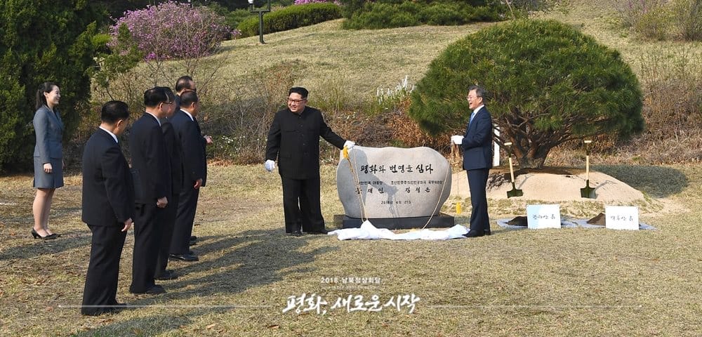 韓國總統文在寅（右起）與朝鮮最高領導人金正恩2018年4月歷史性會面後，雙方關係一度升溫，左為金與正。 圖：翻攝自韓國青瓦台