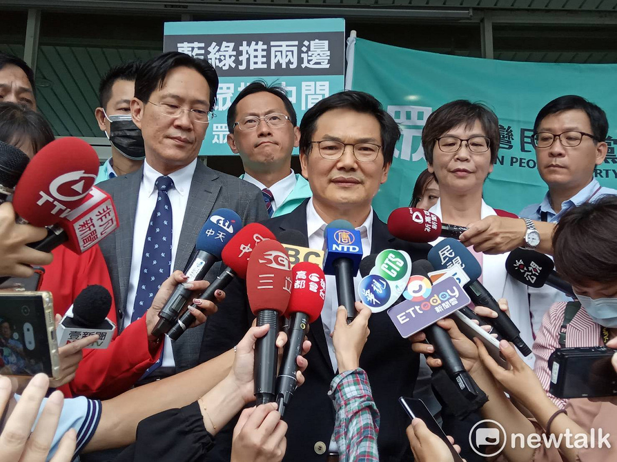 親民黨高雄市議員吳益政代表民眾黨登記參選高雄市長。 圖：孫家銘/攝