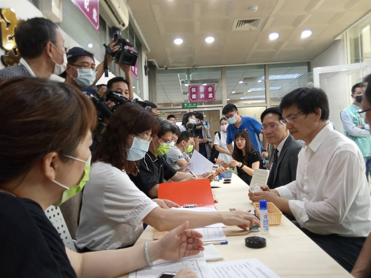 親民黨高雄市議員吳益政代表民眾黨登記參選高雄市長。 圖:孫家銘/攝
