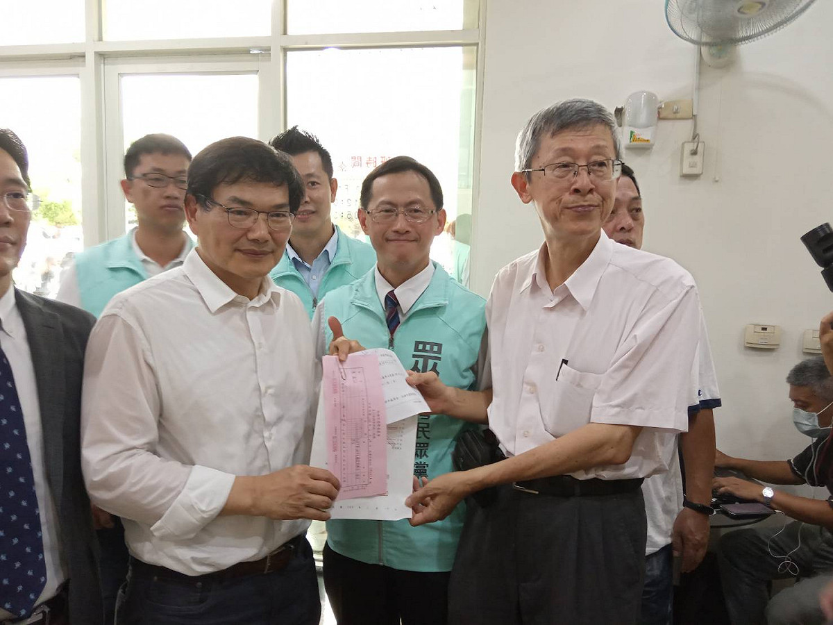 親民黨高雄市議員吳益政代表民眾黨登記參選高雄市長。 圖:孫家銘/攝