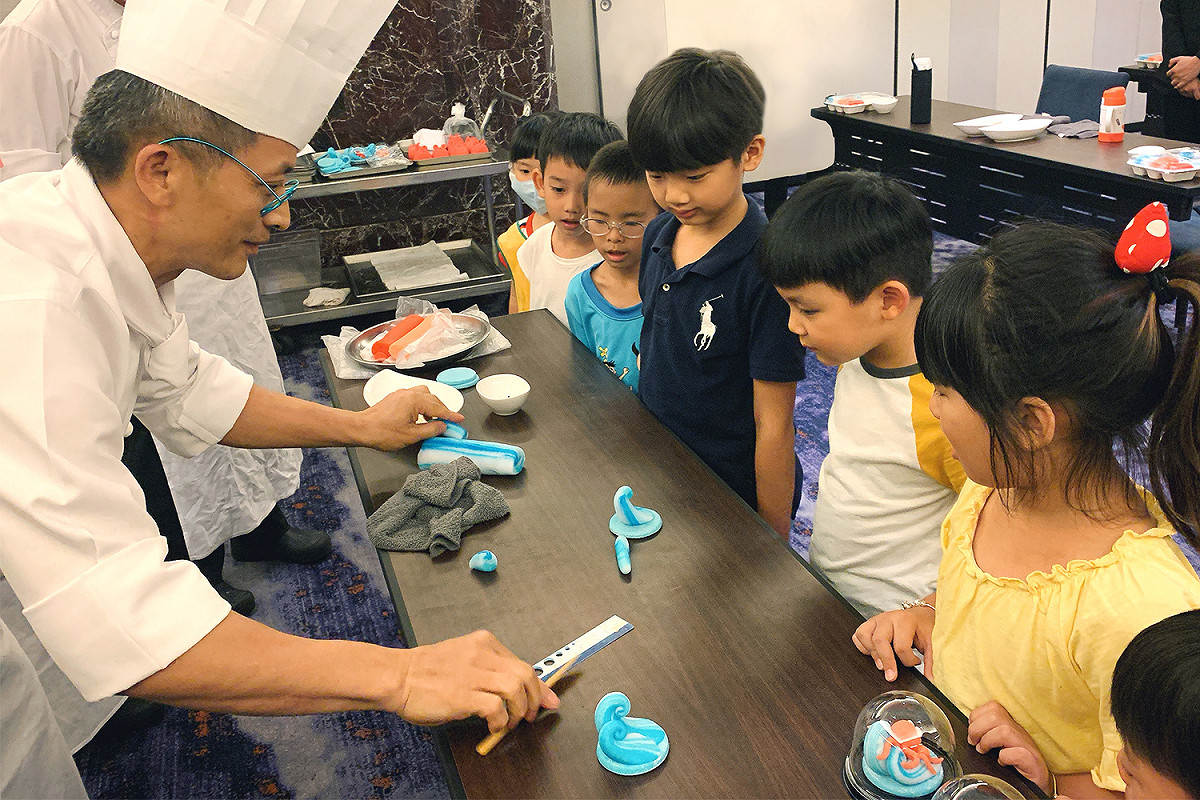 台北喜來登大飯店「寶貝夏令營」親子住房的鹽雕課程。 圖：台北喜來登飯店/提供