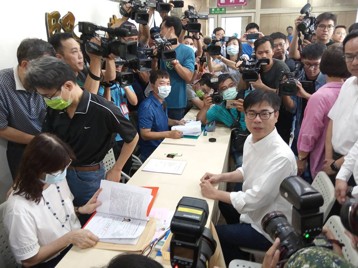 陳其邁登記參選高雄市長補選。 圖:孫家銘/攝
