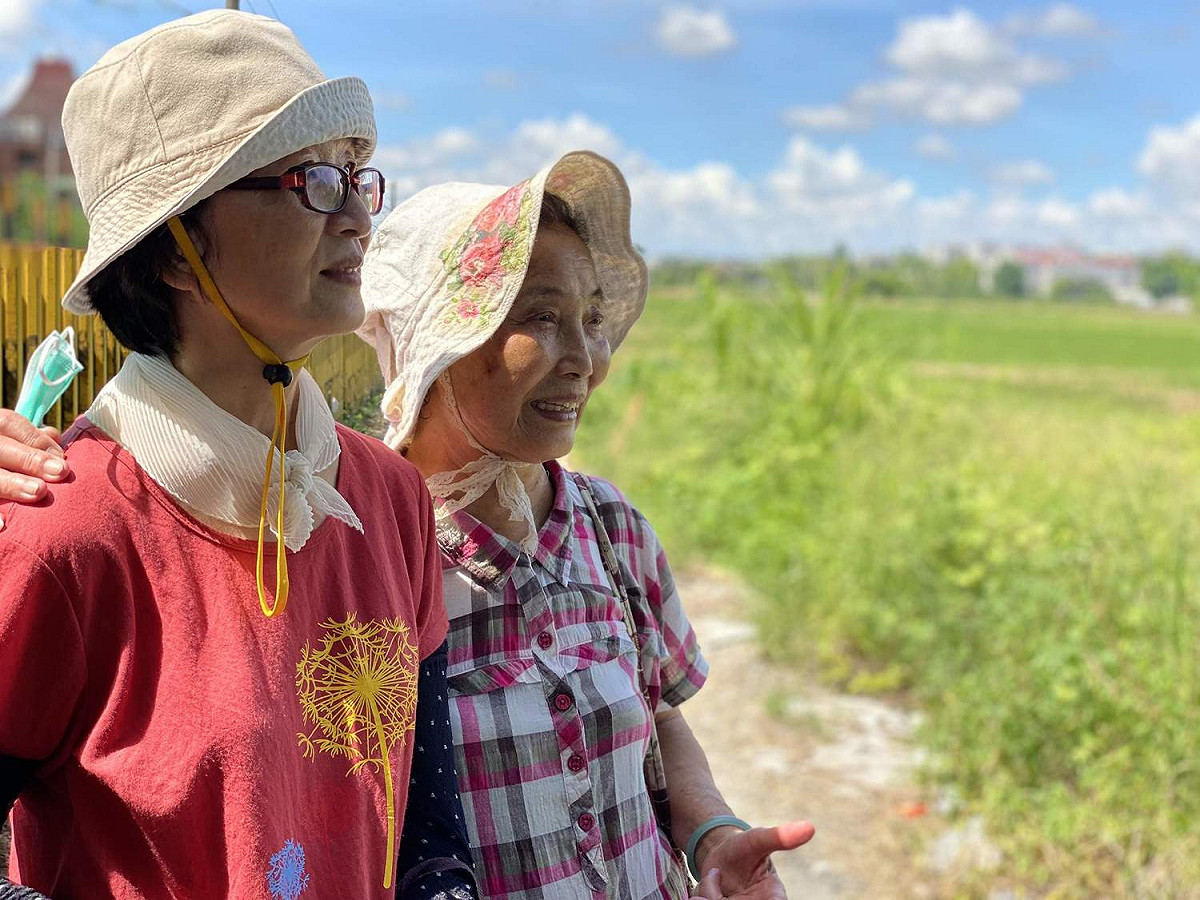 嘉義縣「民雄老大人動動班」在疫情解封之後到戶外走走，享受青翠美景。 圖：中正大學盧鴻毅老師/提供
