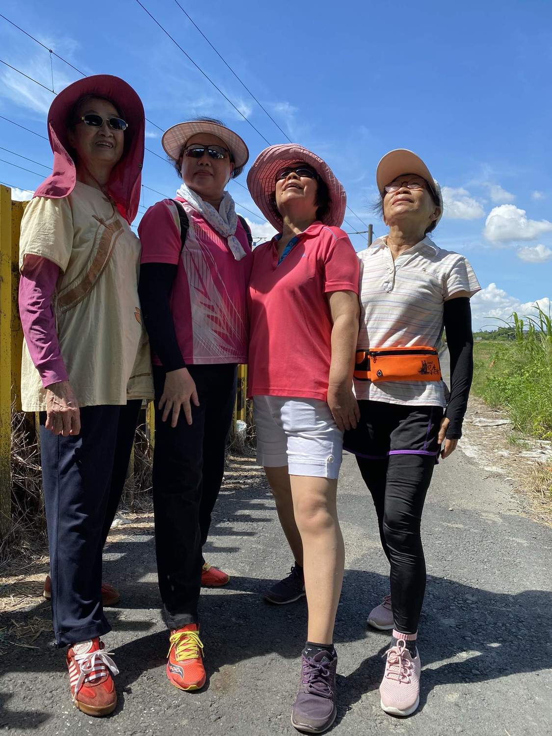 嘉義縣「民雄老大人動動班」在疫情解封之後到戶外走走，享受藍天白雲美景。 圖：中正大學盧鴻毅老師/提供