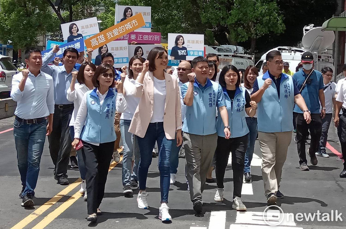 李眉蓁在父親李榮宗及多名高雄市議員的陪同下，完成市長補選登記。 圖：孫家銘／攝