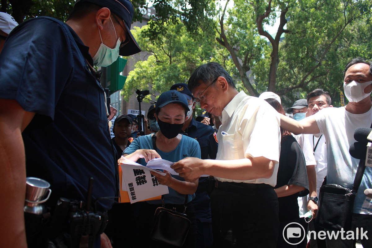 身兼民眾黨主席的台北市長柯文哲接下雙連攤商陳情書。 圖：周煊惠 ／攝