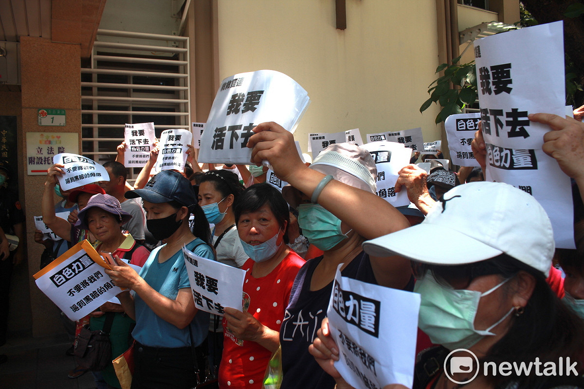 雙連攤商自救會今再赴民眾黨團抗議。 圖：周煊惠 ／攝