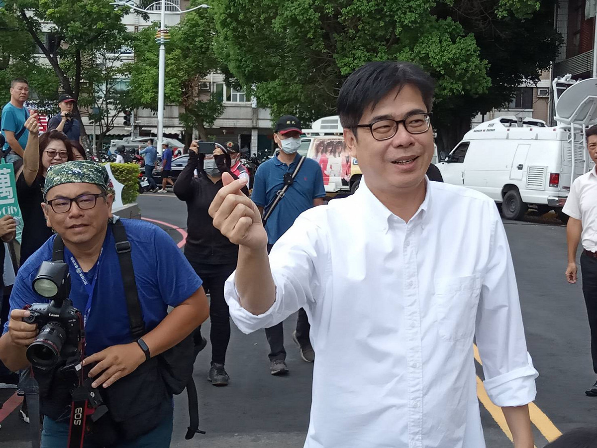 陳其邁(右)對邁粉比出愛心手勢。 圖：孫家銘/攝