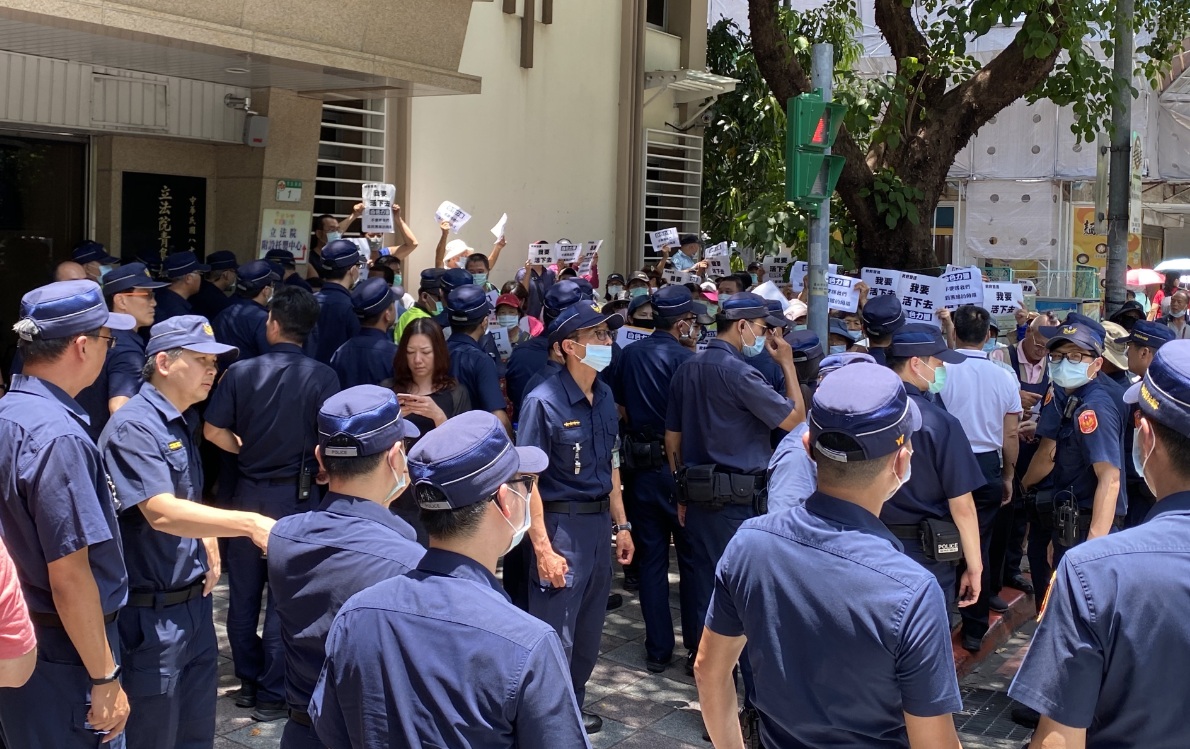 北市警局佈署的警力快比雙連攤商還多。 圖：周煊惠 ／攝
