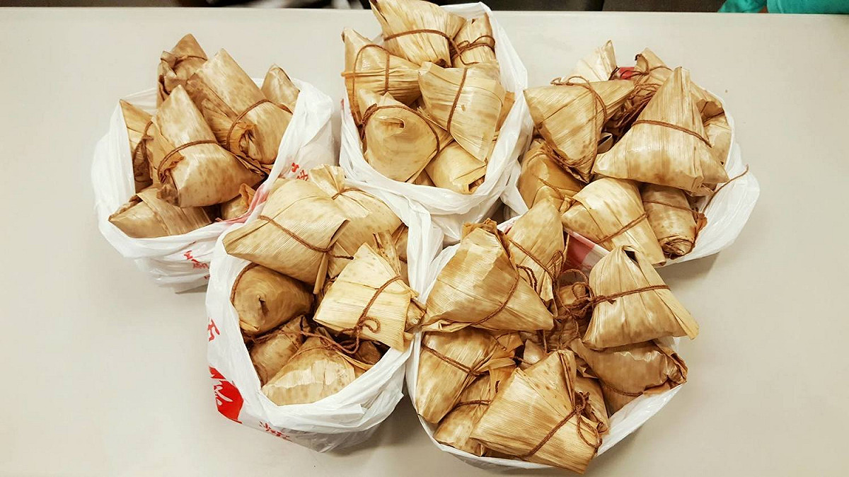 端午節來富基魚市A區消費滿3000元，即送一袋（5顆）應景的石門粽給來客品嚐，限量600顆，送完為止。 圖：新北市農業局提供