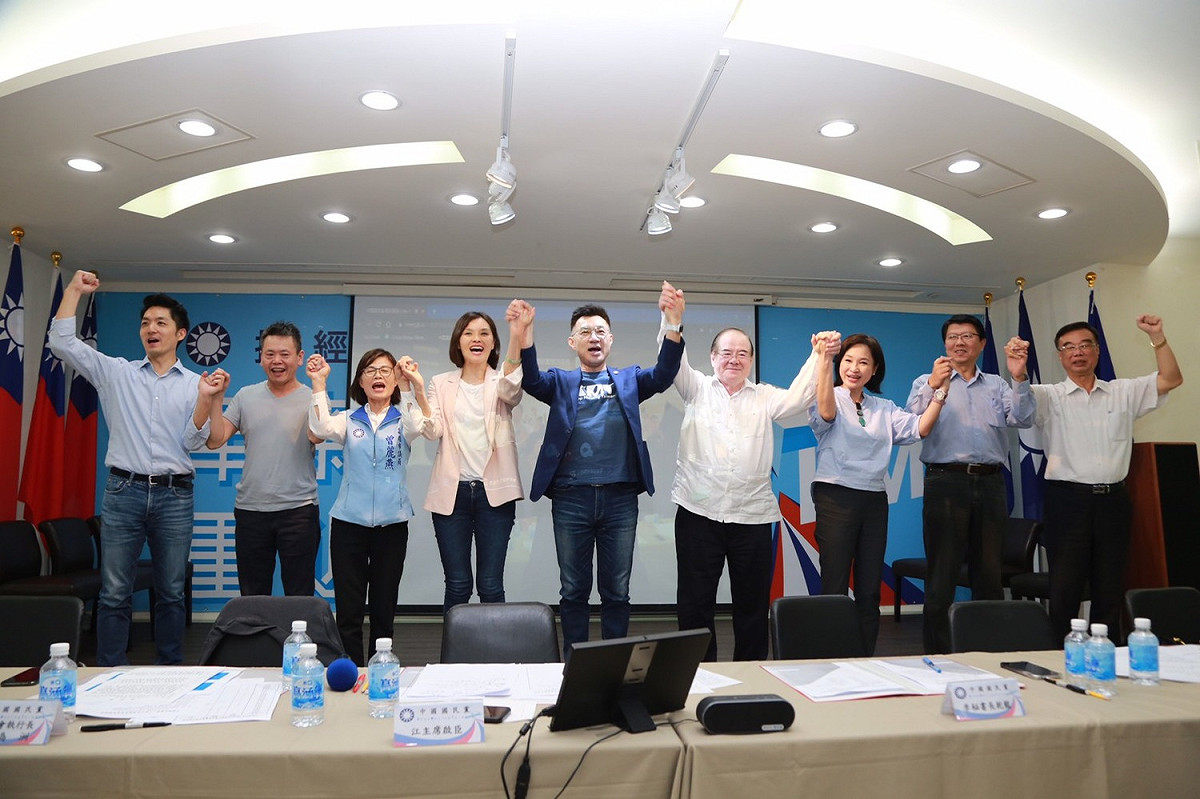 國民黨下午移師高雄舉辦行動中常會，通過追認李眉蓁（圖左四）代表國民黨參加高雄市長補選、追認曾麗燕參選高雄市議會議長（圖左三）。 圖：李眉蓁競選辦公室提供