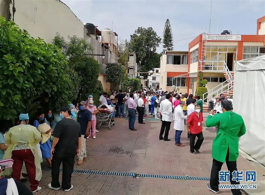 墨西哥昨（23）發生7.5級大地震，部份地區設施受損。醫院患者也急忙逃生。 圖：翻攝自新華網