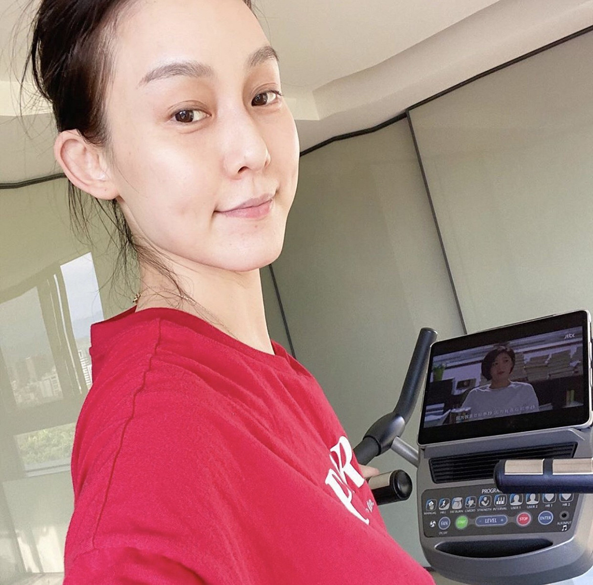 范瑋琪在IG上PO出自己在運動的照片，被眼尖網友發現，後面天花板比例不對。 圖：翻攝范瑋琪Instagram
